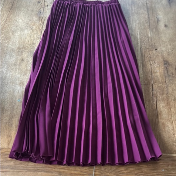 Elegant Pleated Purple Skirt by Le-Ciel - Picture 2 of 7